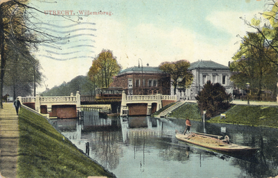 2176 Gezicht op de Stadsbuitengracht te Utrecht met links de Willemsbrug uit het zuiden.
